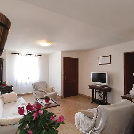 Three-bedroom Holiday In 罗维尼村