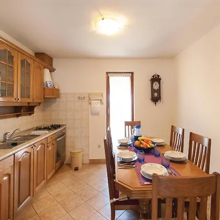 Three-bedroom Holiday In بيت للعطل
